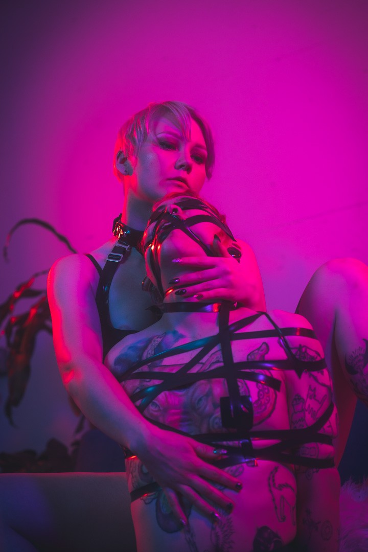 Mx Annix, Leda, posing for a photo taken by Sinner Vision